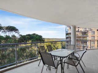 Beautiful Family Retreat with Large Balcony & Pool Apartment, Gosford - 1