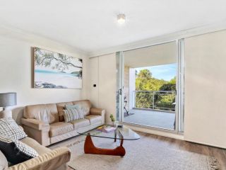 Beautiful Family Retreat with Large Balcony & Pool Apartment, Gosford - 3