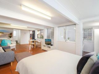 Comfy Studio with Idyllic Yard in Great Location Guest house, Terrigal - 5