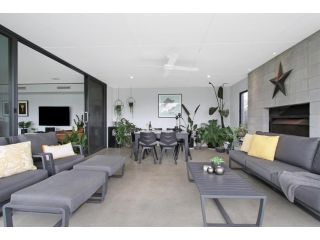 The Sinatra Holiday House in Mulwala - 10 individual beds Guest house, Mulwala - 3