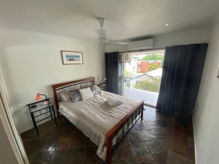 Residential two-bedroom unit on The Strand, self-check in, free Wi-fi Apartment, Townsville - 3
