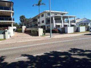 Residential two-bedroom unit on The Strand, self-check in, free Wi-fi Apartment, Townsville - 1