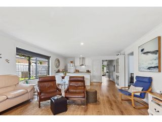 The Summer House ~ 2 blocks to Beach Guest house, Apollo Bay - 1