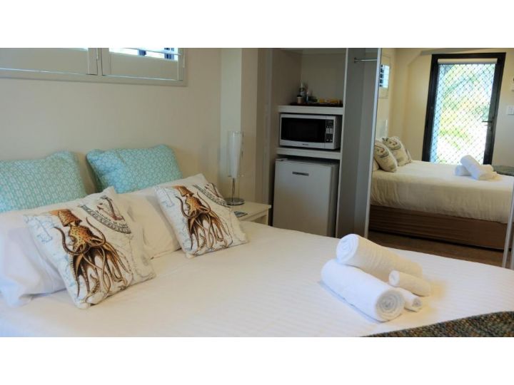 THE TIN SHED Couples accommodation at Bay of Fires Apartment, Binalong Bay - imaginea 3