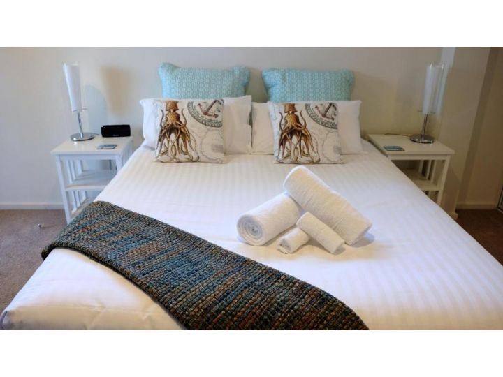 THE TIN SHED Couples accommodation at Bay of Fires Apartment, Binalong Bay - imaginea 2