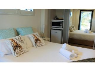 THE TIN SHED Couples accommodation at Bay of Fires Apartment, Binalong Bay - 3