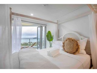 The Top Floor Luxury accomodation for 2 Spa Bath Apartment, Airlie Beach - 2