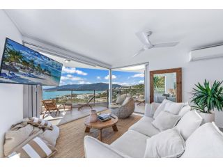 The Top Floor Luxury accomodation for 2 Spa Bath Apartment, Airlie Beach - 4