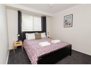 The Valerie Gardens Homely & Cosy Sleeps 11 Guest house, Orange - 4