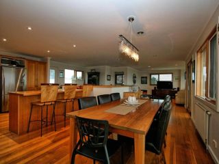 The View, 16 McLure Circuit Guest house, Jindabyne - 4