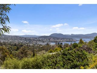 The View - Stylish & cosy with a stunning Hobart outlook! Bed and breakfast, Sandy Bay - 1