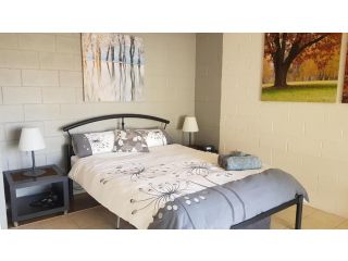 Stay Awhile in Port Pirie - min stay 4 nights Apartment, Port Pirie - 3