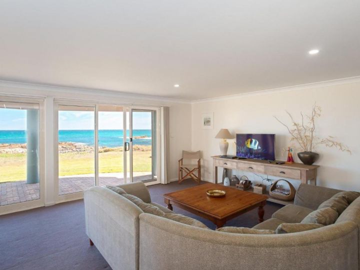 The Whale Watcher&#x27;, 1/6 Birubi Lane - waterfront unit with stunning views, level access Apartment, Anna Bay - imaginea 10