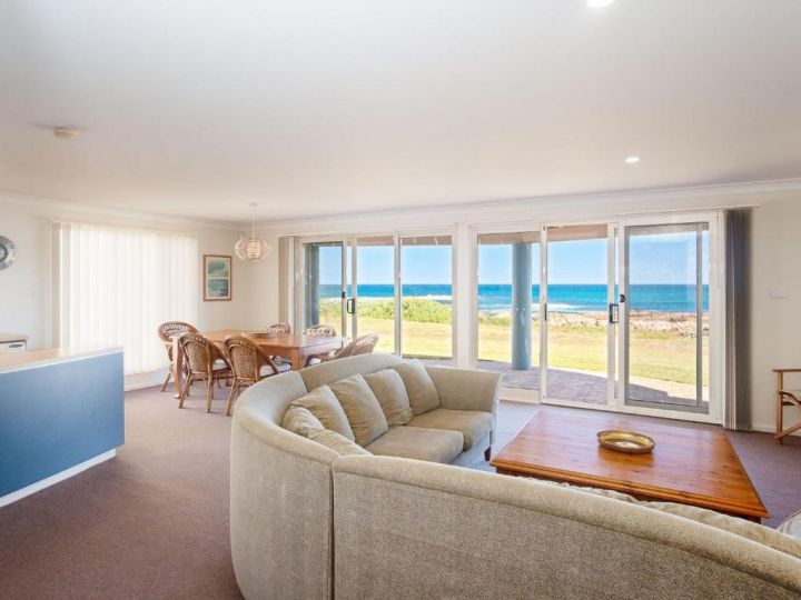 The Whale Watcher&#x27;, 1/6 Birubi Lane - waterfront unit with stunning views, level access Apartment, Anna Bay - imaginea 7