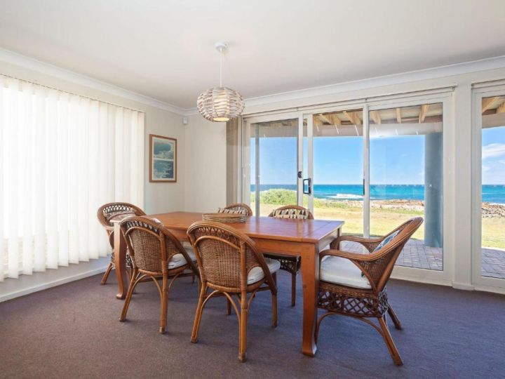 The Whale Watcher&#x27;, 1/6 Birubi Lane - waterfront unit with stunning views, level access Apartment, Anna Bay - imaginea 1