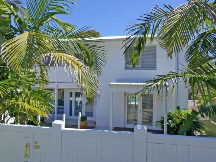 The White House fantastic house with pool linen and WII U Guest house, Shoal Bay - imaginea 19