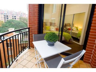 Thriving city location, dining hub near CBD Apartment, Sydney - 4