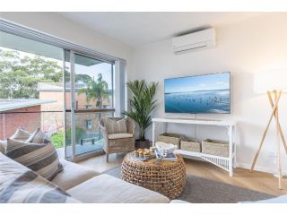 Thurlow Lodge 7 6 Thurlow Avenue beautifully styled unit with WiFi views and pool Apartment, Nelson Bay - 2