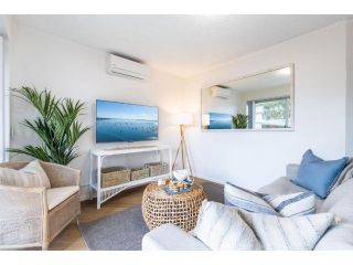 Thurlow Lodge 7 6 Thurlow Avenue beautifully styled unit with WiFi views and pool Apartment, Nelson Bay - 4