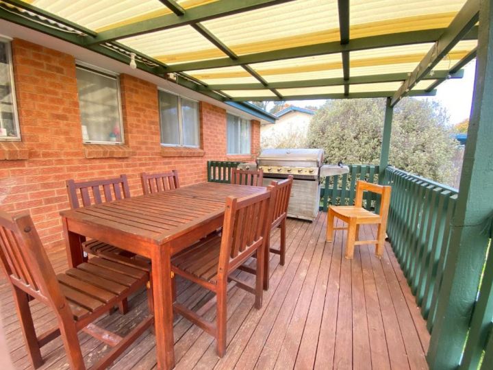 Scullin 3BR House, Free WiFi, Netflix, Parking Guest house, New South Wales - imaginea 8