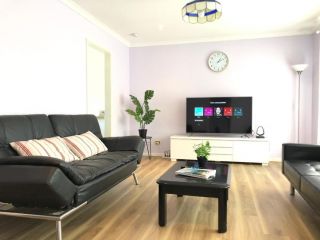 Scullin 3BR House, Free WiFi, Netflix, Parking Guest house, New South Wales - 4