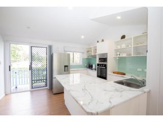 Timbin 28 - FULLY AIR CON - MODERN HOUSE, CLOSE TO BEACH AND SHOPS Guest house, Point Lookout - 3