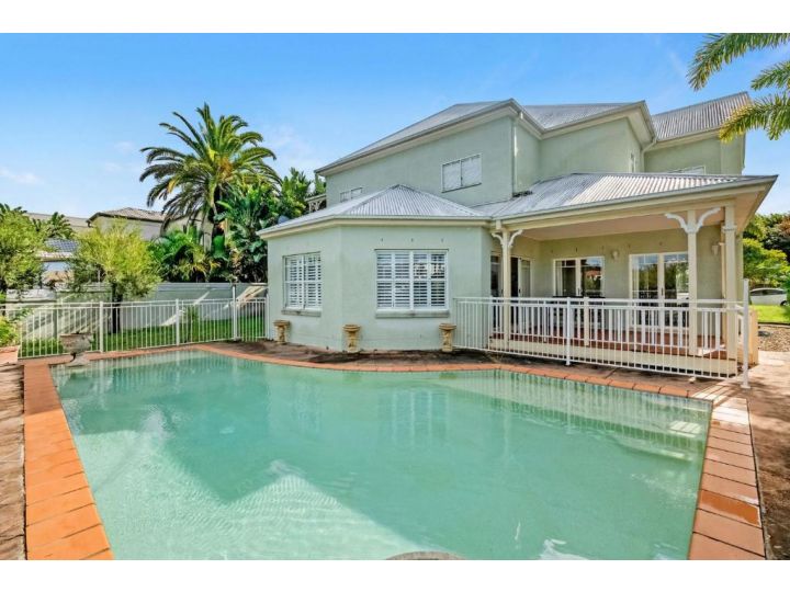 Timeless A 90s Waterfront Mansion Guest house, Gold Coast - imaginea 1