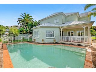 Timeless A 90s Waterfront Mansion Guest house, Gold Coast - 1