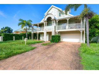 Timeless A 90s Waterfront Mansion Guest house, Gold Coast - 2