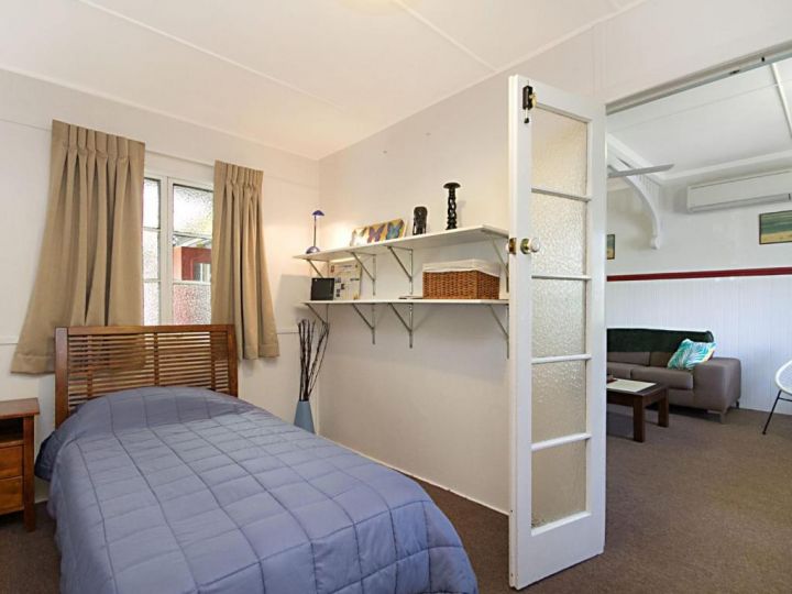Tondio Terrace Flat 1 - Neat and tidy budget accommodation, easy walk to the beach Apartment, Gold Coast - imaginea 5