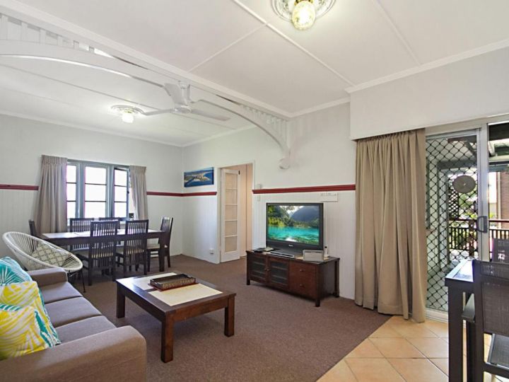 Tondio Terrace Flat 1 - Neat and tidy budget accommodation, easy walk to the beach Apartment, Gold Coast - imaginea 2