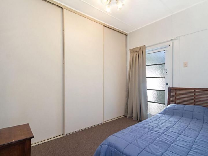 Tondio Terrace Flat 1 - Neat and tidy budget accommodation, easy walk to the beach Apartment, Gold Coast - imaginea 6