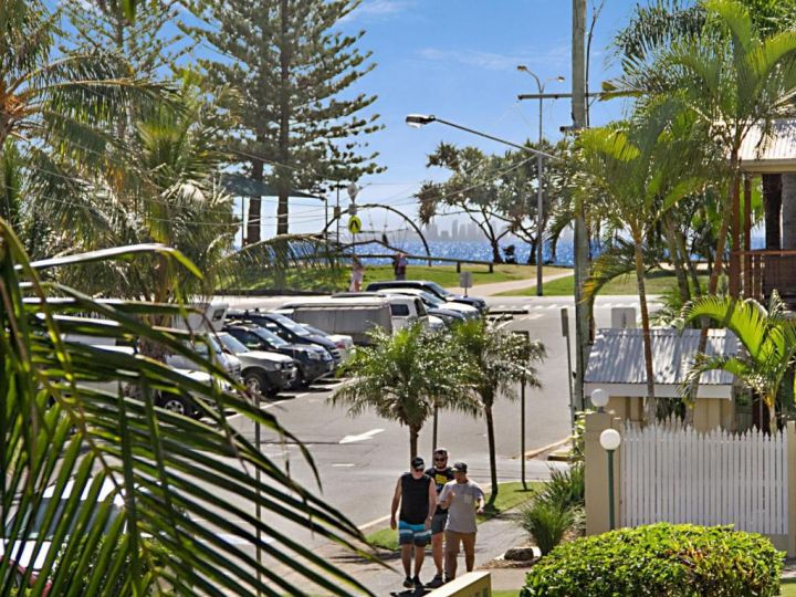 Tondio Terrace Flat 1 - Neat and tidy budget accommodation, easy walk to the beach Apartment, Gold Coast - imaginea 7