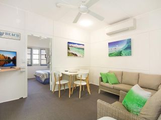 Tondio Terrace Flat 2 - Neat and tidy budget accommodation, easy walk to the beach Apartment, Gold Coast - 2