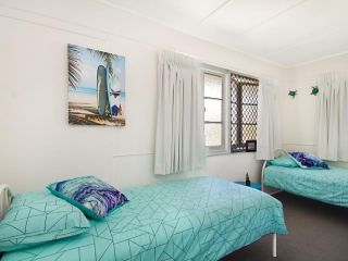 Tondio Terrace Flat 2 - Neat and tidy budget accommodation, easy walk to the beach Apartment, Gold Coast - 5