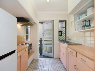 Tondio Terrace Flat 2 - Neat and tidy budget accommodation, easy walk to the beach Apartment, Gold Coast - 4