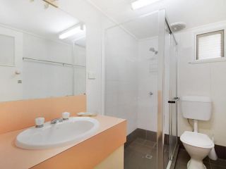 Tondio Terrace Flat 3 - Pet Friendly, neat and tidy flat, easy walk to the beach Apartment, Gold Coast - 4