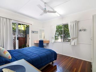 Tondio Terrace Flat 3 - Pet Friendly, neat and tidy flat, easy walk to the beach Apartment, Gold Coast - 3