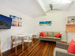 Tondio Terrace Flat 3 - Pet Friendly, neat and tidy flat, easy walk to the beach Apartment, Gold Coast - 2