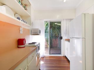 Tondio Terrace Flat 3 - Pet Friendly, neat and tidy flat, easy walk to the beach Apartment, Gold Coast - 1