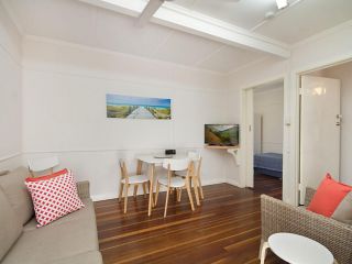 Tondio Terrace Flat 5 - Pet Friendly, ground floor budget style accommodation Apartment, Gold Coast - 1