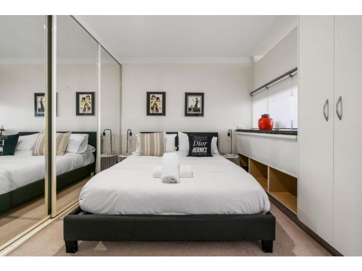 Top Floor Apartment with Balcony in Great Location Apartment, Sydney - imaginea 3