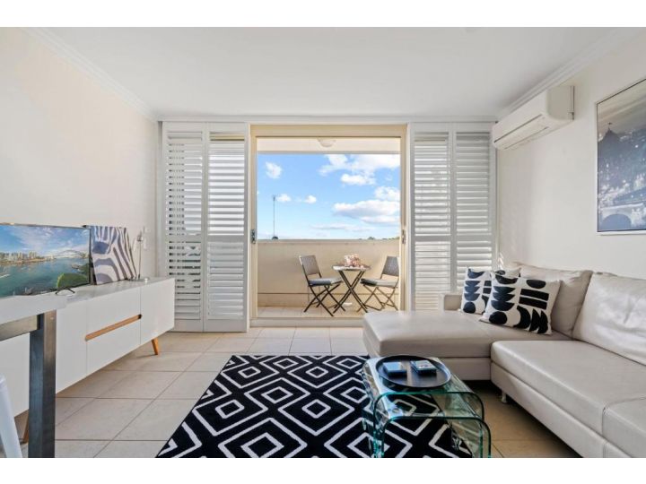 Top Floor Apartment with Balcony in Great Location Apartment, Sydney - imaginea 2