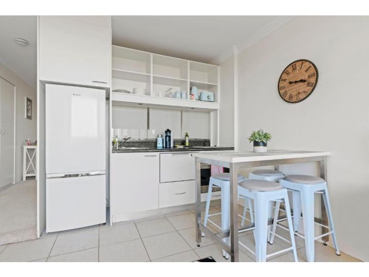 Top Floor Apartment with Balcony in Great Location Apartment, Sydney - imaginea 5