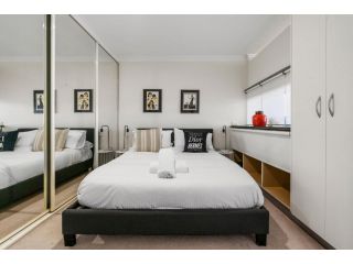 Top Floor Apartment with Balcony in Great Location Apartment, Sydney - 3