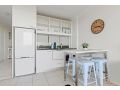 Top Floor Apartment with Balcony in Great Location Apartment, Sydney - thumb 5