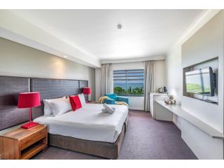 'Top Horizons' Resort style Stay with Pool & Ocean Views Apartment, Darwin - 2