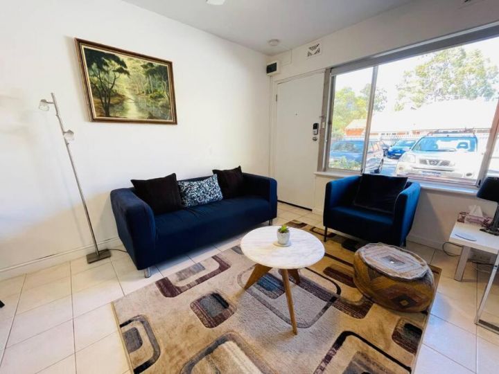 TOP LOCATION CONVENIENT QUIET WIFI NETFLIX WINE Apartment, Perth - imaginea 3