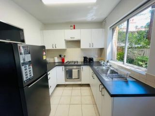 TOP LOCATION CONVENIENT QUIET WIFI NETFLIX WINE Apartment, Perth - 5