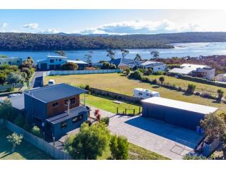 Top Of The Bay-Modern Home With Spectacular Views Guest house, St Helens - 2